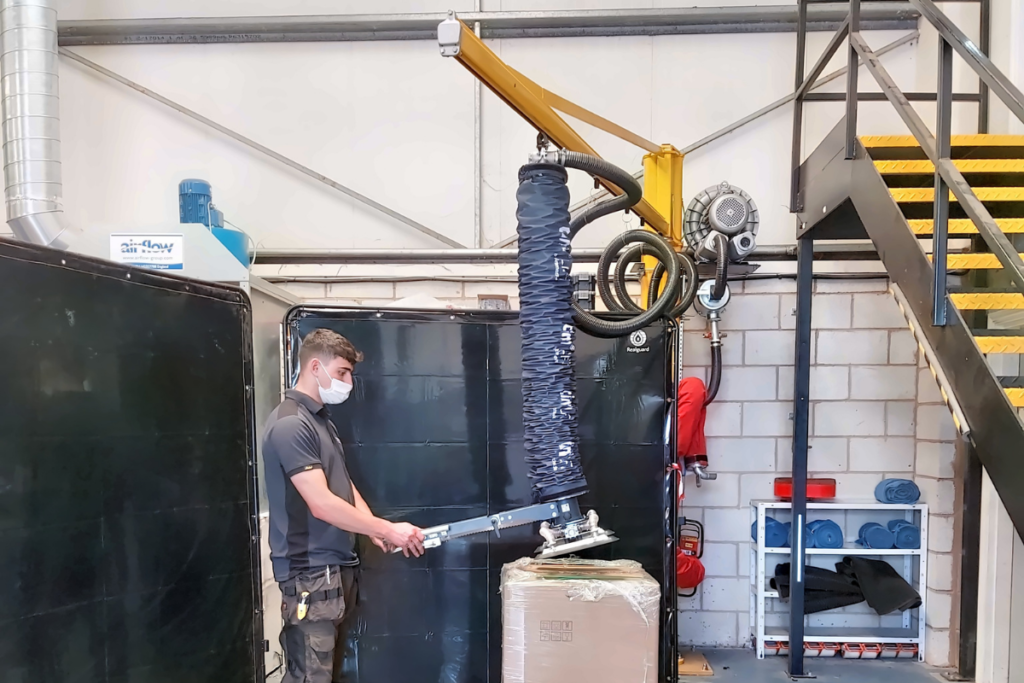 How does a vacuum lifter work?