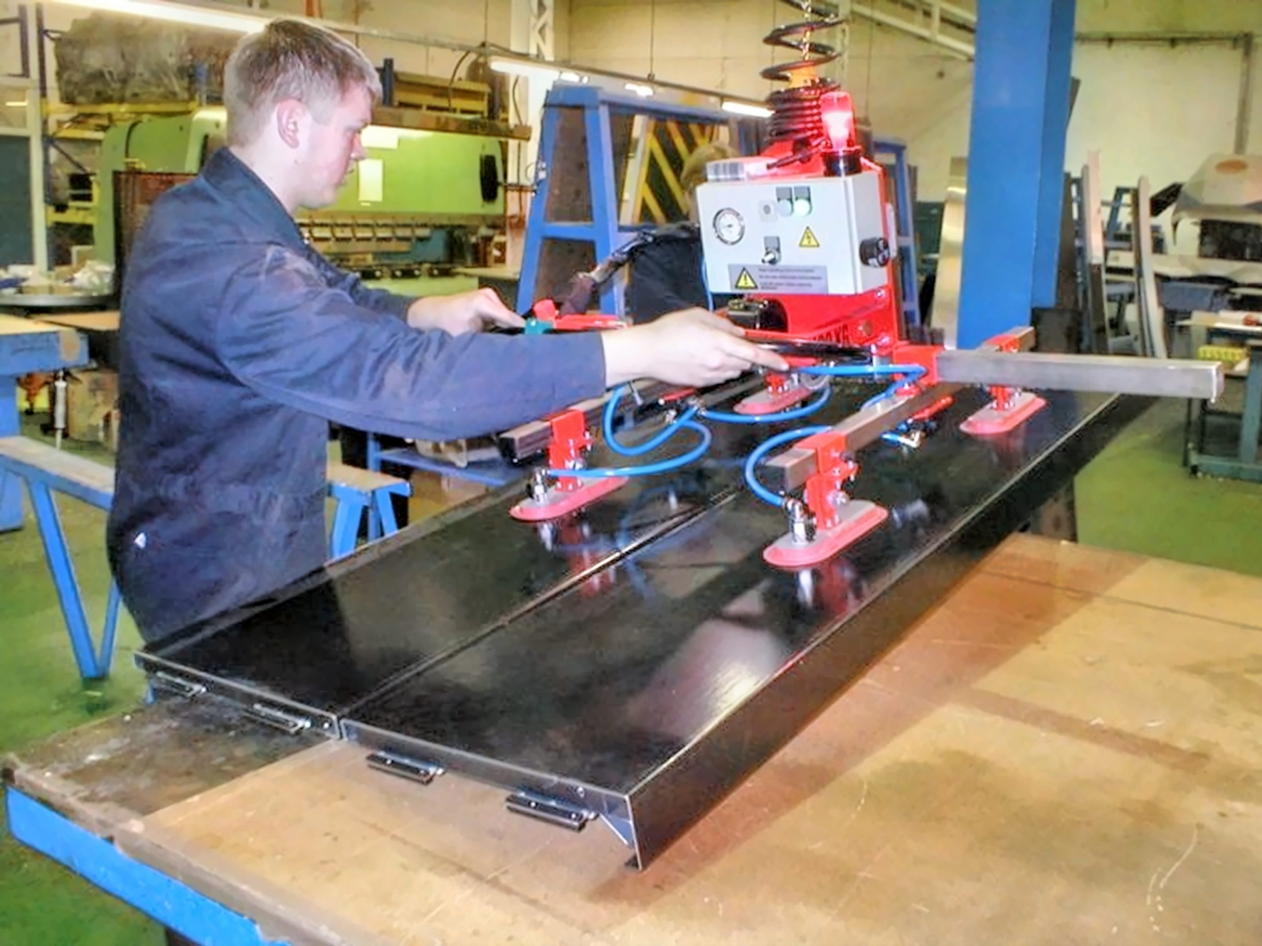 An image showing a Windows & Doors Industry Vacuum Lifter Solution